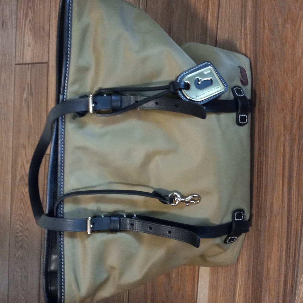 Bolso de mujer color verde olivo de la marca Dooney & Boorke usado